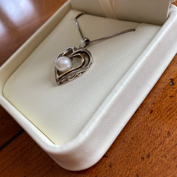 Jared Heart/ Pearl two toned necklace💕 - Picture 4 of 8